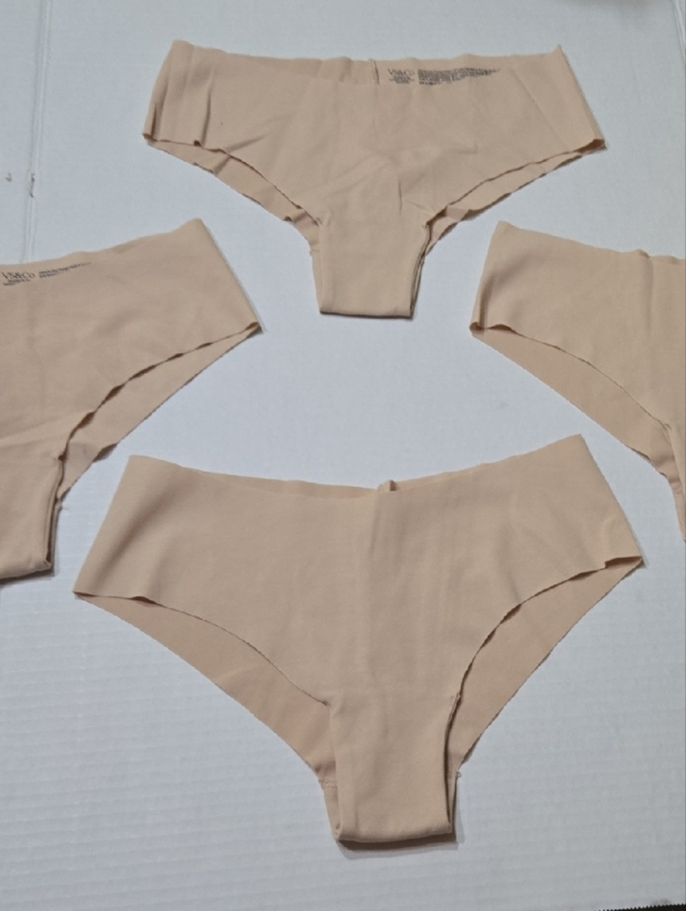 Victoria Secret Seamless Nude Thong Panties Pack of 4 Nwot Invisible Women Sz M